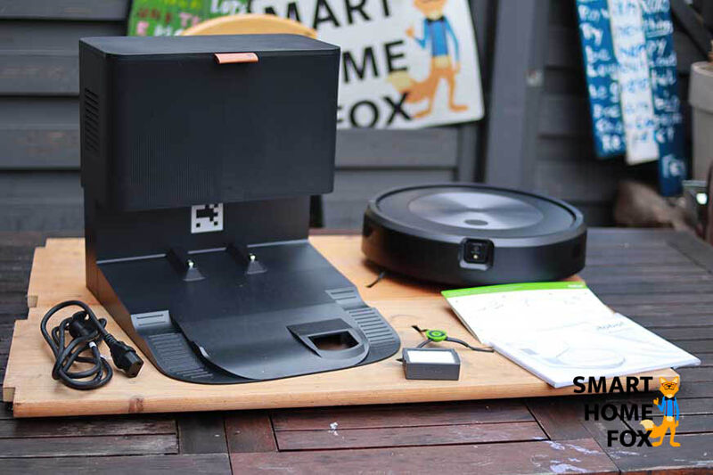 Der gesamte Lieferumfang des iRobot Roomba j7+ steht auf dem Tisch.